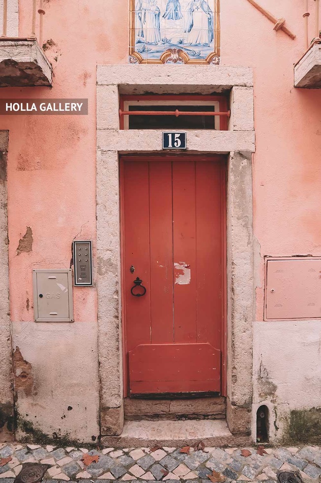 Красная узкая дверь в подъезде Лиссабона