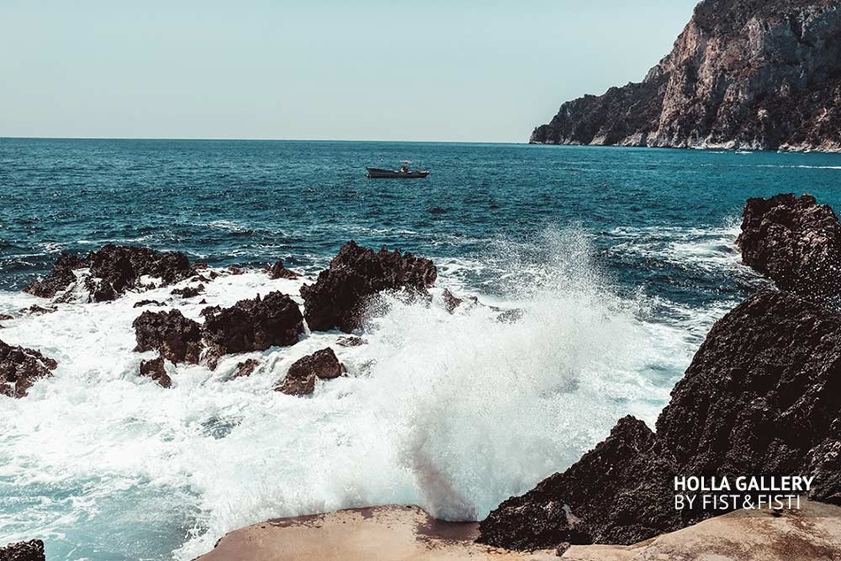 Брызги волн Средиземного моря и рыбацкая лодка в бухте на Капри. Постер на стену