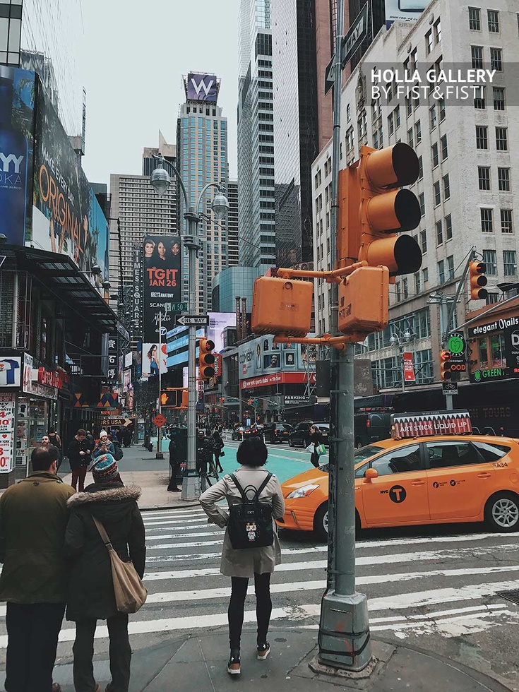 Нью-Йорк, желтое такси и светофоры посреди небоскребов. Фото картина