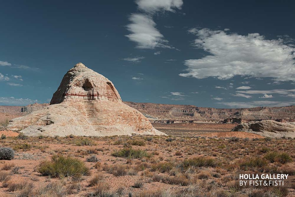 Национальный парк в Utah. Каменистая пустыня на фоне скалистого каньона