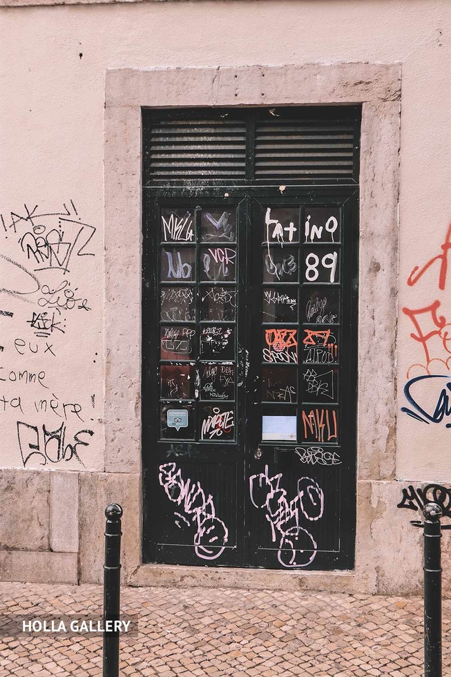Двери в граффити в Лиссабоне