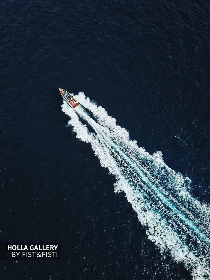 Яхта рассекает морскую гладь, фото с коптера. Mallorca, Испания