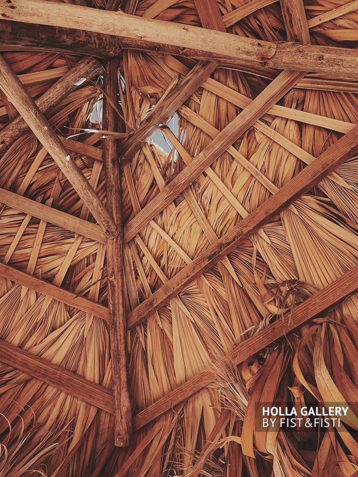 Крыша из засохших пальмовых листьев тропического бунгало, пляжного зонта. Текстура, фото принт