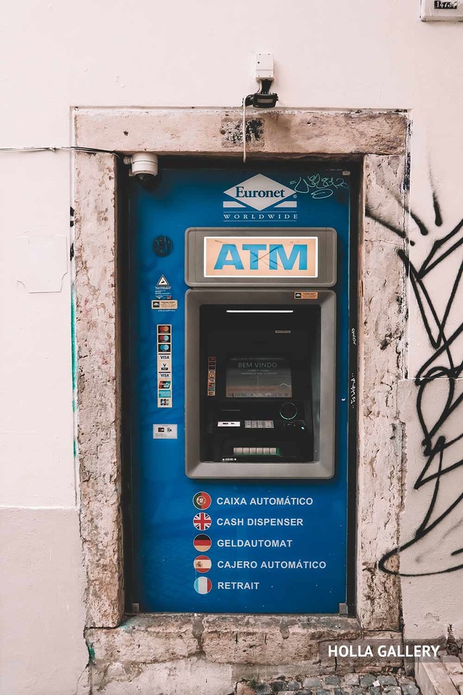 Синий банкомат в стене Лиссабона