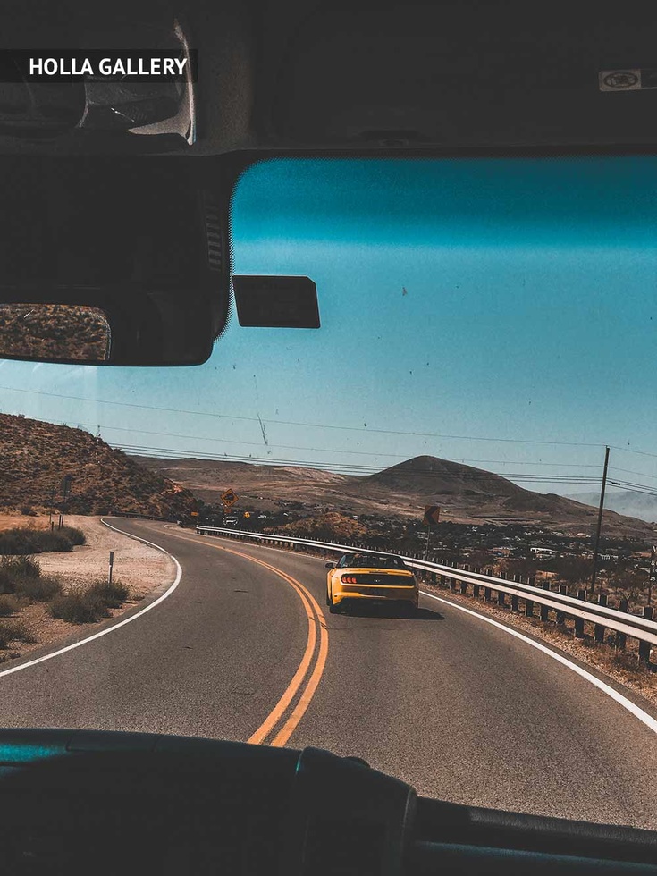 Вид из машины на дорогу и холмы штата Юта