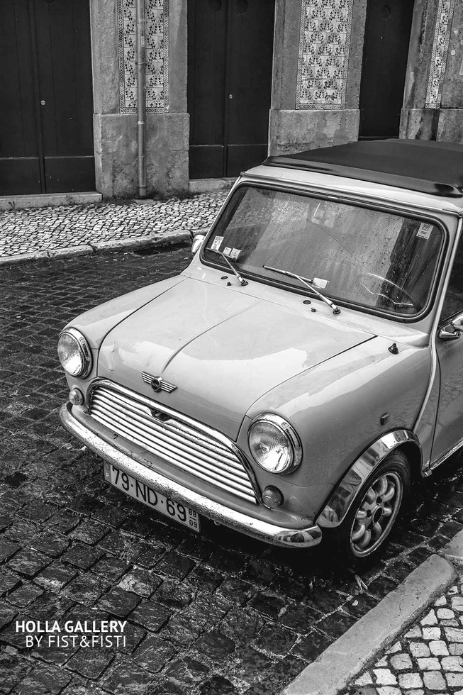 Самая первая модель Mini Cooper на улице Лиссабона, черно-белое фото.