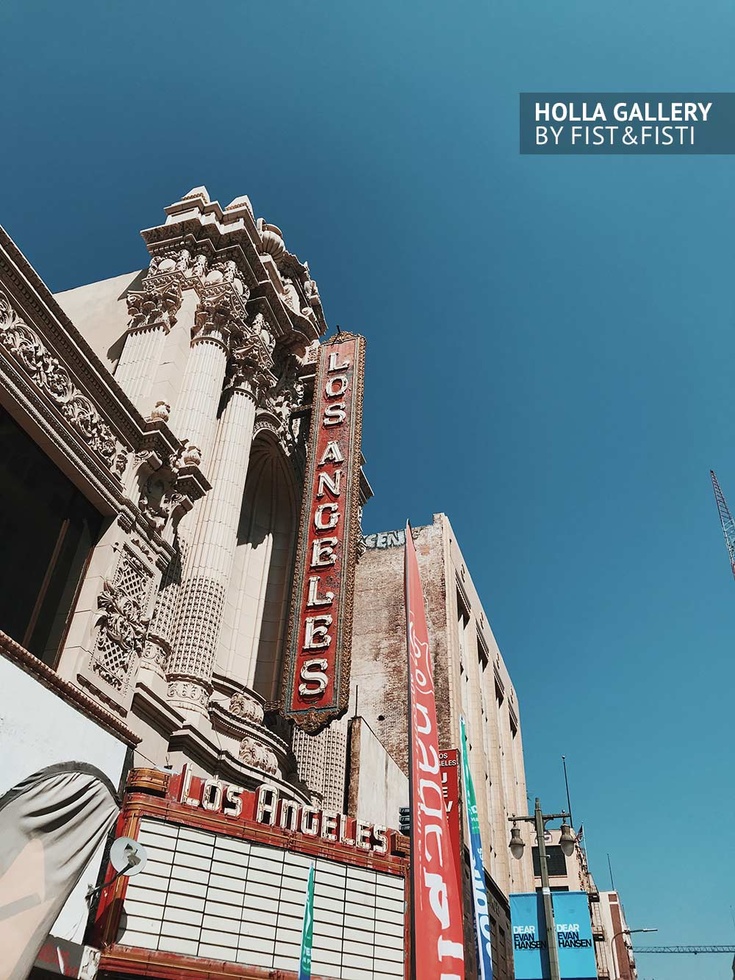 Старые вывески в даунтауне Лос-Анджелеса на фоне неба