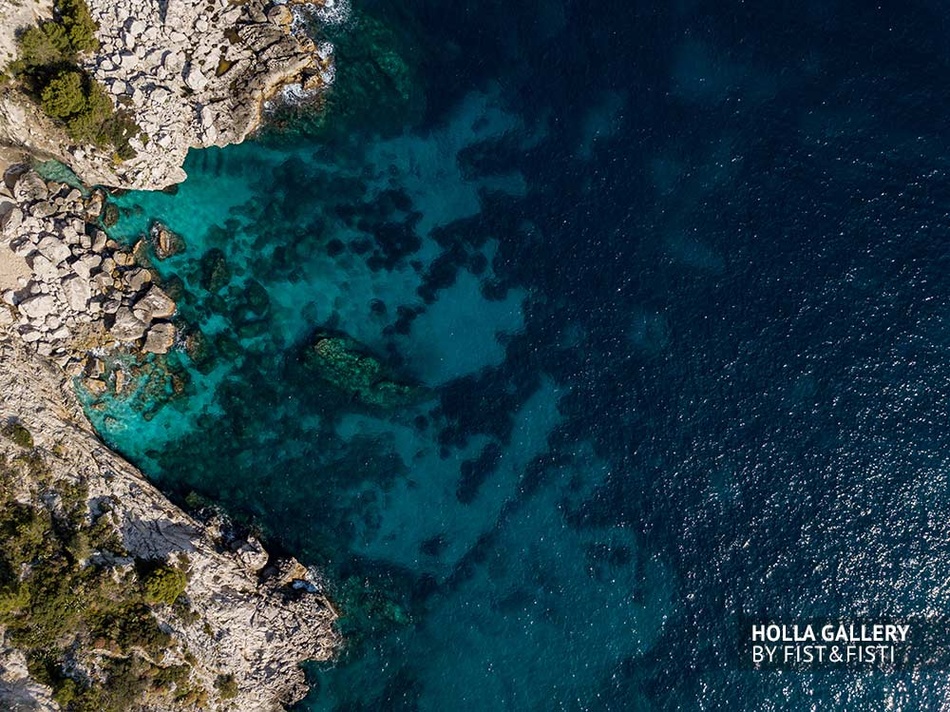 Лагуна Средиземного моря, фото с коптера. Capri, Италия. Фотография для интерьера
