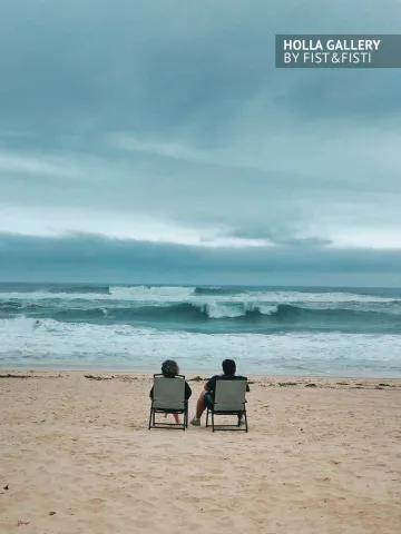 Пара на берегу моря. Lovestory на пляже East Hampton beach. Прибой в облачную погоду