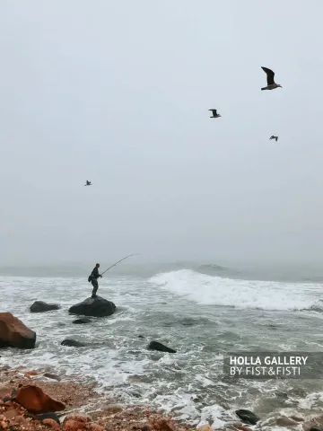 Рыбак на море в Montauk в тумане, фото для интерьера