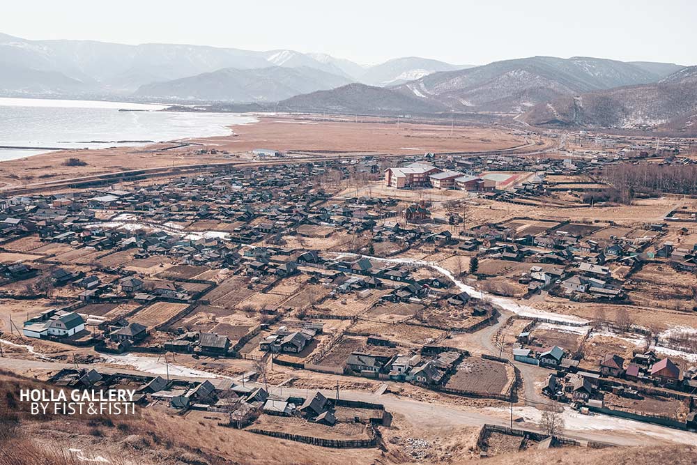 Вид сверху на рабочий поселок Култук в Иркутской области. Байкал. Фотография в офис