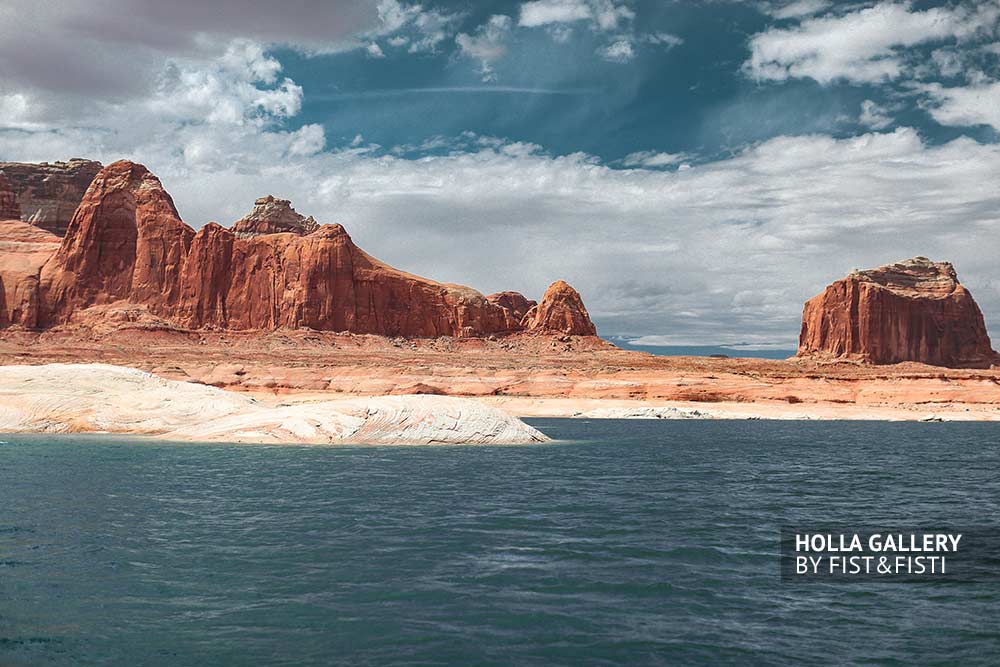 Озеро Powell lake в Arizona, скалы и вода